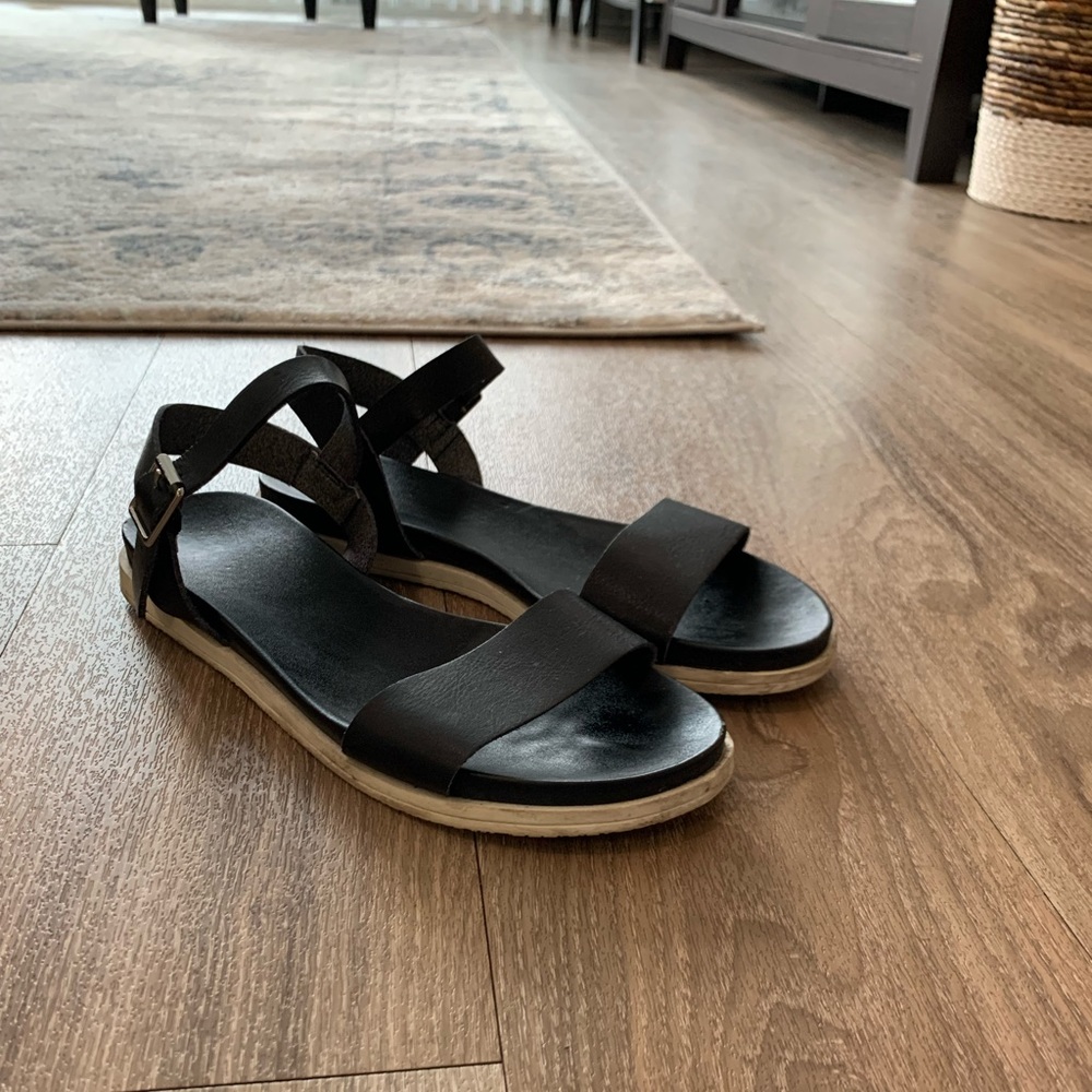 *SOLD* Black and white mini platform sandals